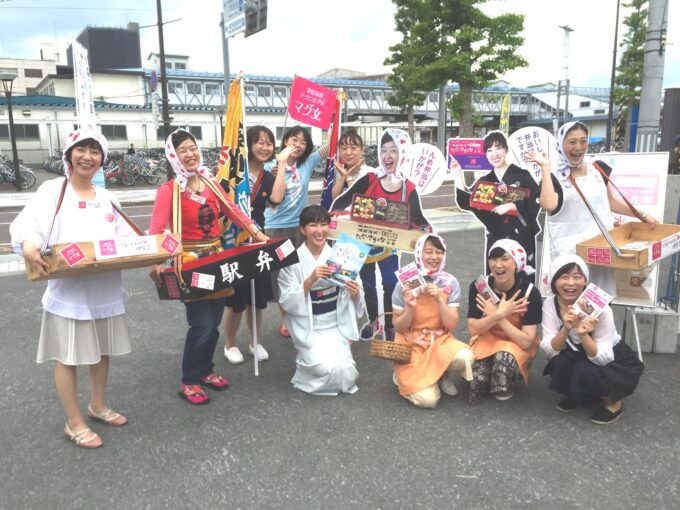 北海道新幹線開業時の観光キャンペーンで駅弁を開発したときのマグ女の皆さん　画像提供：島康子さん