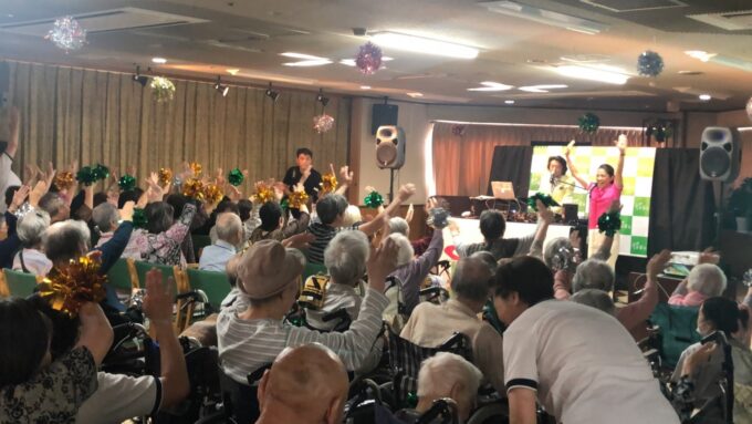 座ったままでディスコを楽しむお年寄りの皆さん