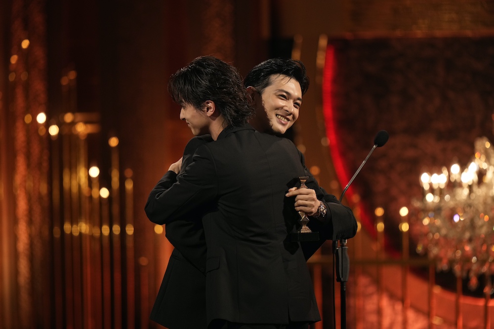吉沢亮、『国宝』で第49回日本アカデミー賞最優秀男優賞受賞! 盟友からトロフィーという名のバトンを受け取る