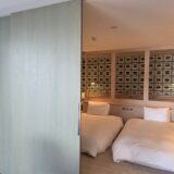 ベッドルームには引き戸やブラインドもあり、視線を遮ることも可能