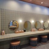 タオル類、アメニティ類も脱衣所内に用意