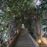 アーチを抜けて見えてくるツリーハウス(※装飾は季節によって異なります)