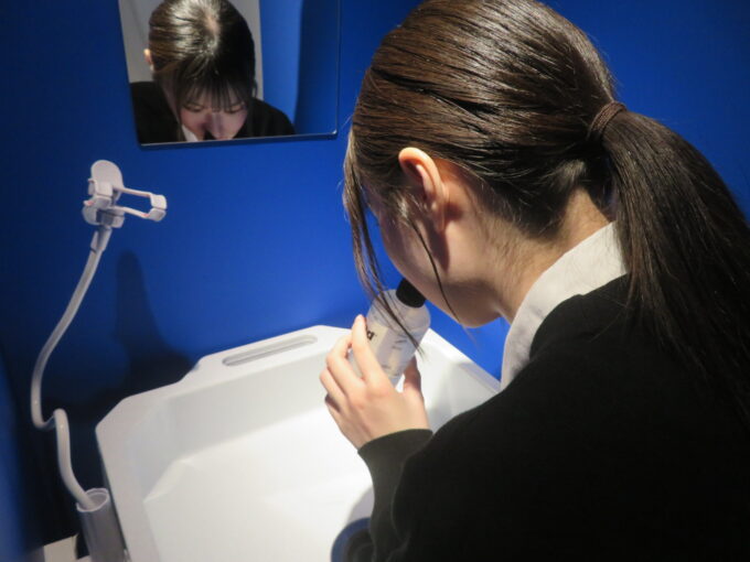 「鼻うがい」を体験する様子