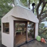 階段を上ると「森の空中基地 くすくす」に到着(※装飾は季節によって異なります)