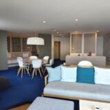 大きなソファと丸テーブル。使い方は自由自在。