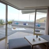 部屋から臨むテラスと相模湾の絶景