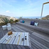 テラスはピクニックができるくらいに広々