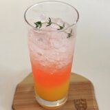 「天空の花咲くリゾナーレ」で提供されるオレンジ&イチゴ&ソーダのモクテル