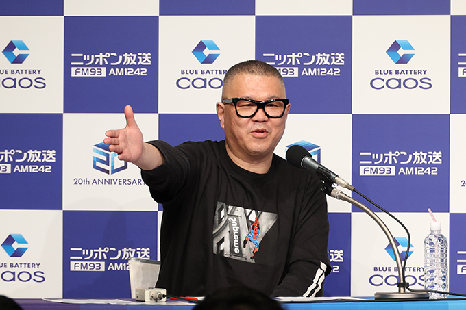 シソンヌ長谷川忍とチョコプラ長田庄平による公開収録の模様をオンエア『BLUE BATTERY caos』にちなんだコーナー＆トーク・音楽で送る2時間半の特別番組