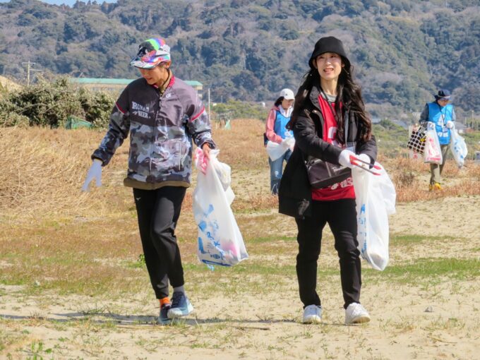 ごみ拾いをする様子