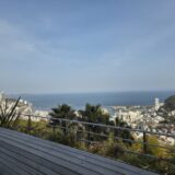 テラスからは相模湾と熱海港の街並みと緑豊かな山々が見える