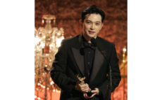 吉沢亮、『国宝』で第49回日本アカデミー賞最優秀男優賞受賞! 盟友からトロフィーという名のバトンを受け取る