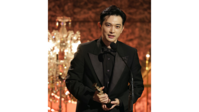 吉沢亮、『国宝』で第49回日本アカデミー賞最優秀男優賞受賞！ 盟友からトロフィーという名のバトンを受け取る