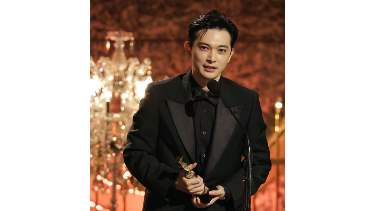 吉沢亮、『国宝』で第49回日本アカデミー賞最優秀男優賞受賞！ 盟友からトロフィーという名のバトンを受け取る