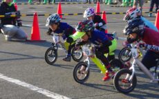 オートバイの世界最高峰レース「MotoGP」を目指す17歳の高校生ライダー