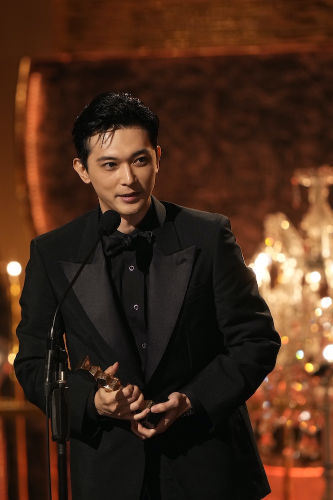 吉沢亮、『国宝』で第49回日本アカデミー賞最優秀男優賞受賞！ 盟友からトロフィーという名のバトンを受け取るの写真