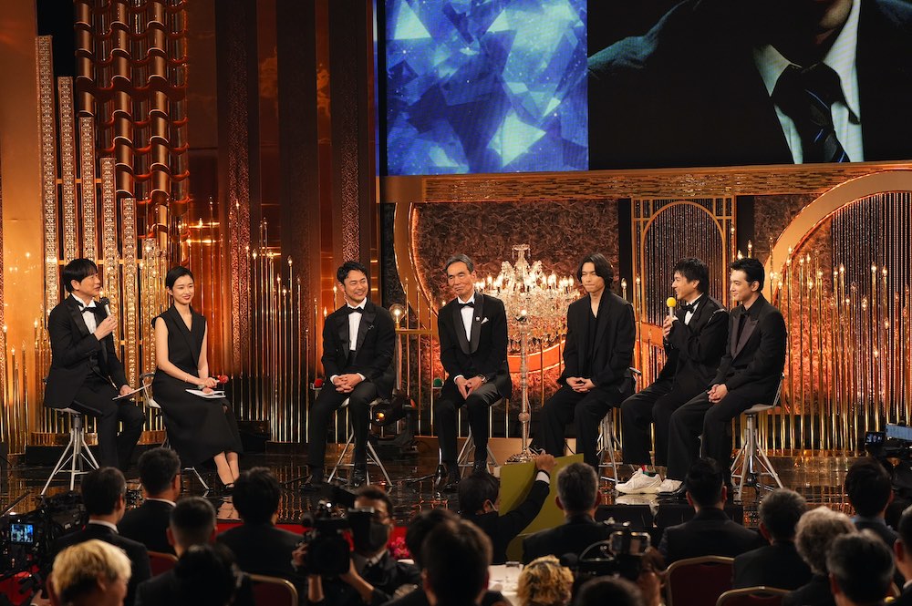 吉沢亮、『国宝』で第49回日本アカデミー賞最優秀男優賞受賞！ 盟友からトロフィーという名のバトンを受け取るの写真