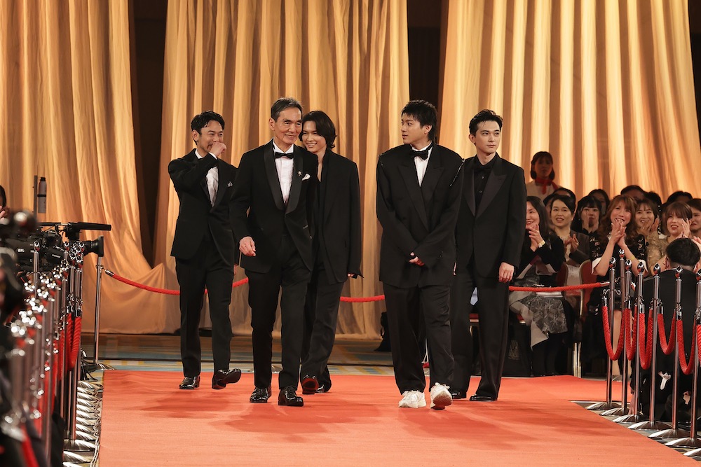 吉沢亮、『国宝』で第49回日本アカデミー賞最優秀男優賞受賞！ 盟友からトロフィーという名のバトンを受け取るの写真