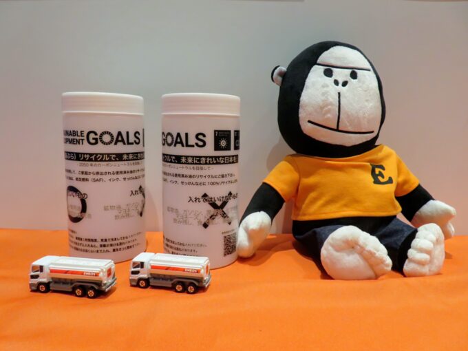 廃食用油の専用リターナブルボトル(左)