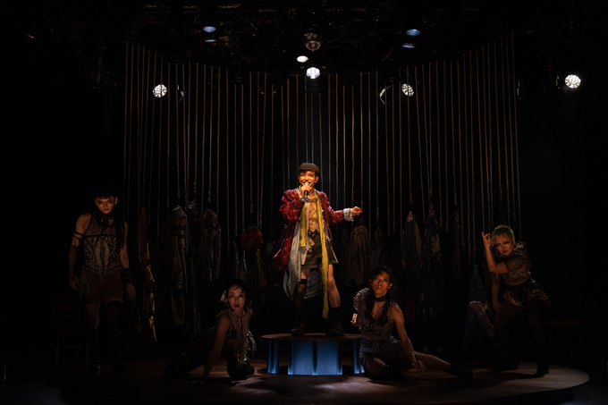 小沢道成渾身の新作『The Closet Revue』開幕！　ザ・スズナリで一ヶ月のロングランに挑むの写真