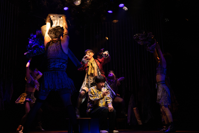 小沢道成渾身の新作『The Closet Revue』開幕！　ザ・スズナリで一ヶ月のロングランに挑むの写真