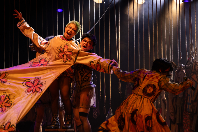 小沢道成渾身の新作『The Closet Revue』開幕！　ザ・スズナリで一ヶ月のロングランに挑むの写真