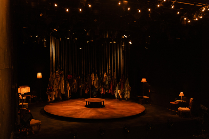 小沢道成渾身の新作『The Closet Revue』開幕！　ザ・スズナリで一ヶ月のロングランに挑むの写真