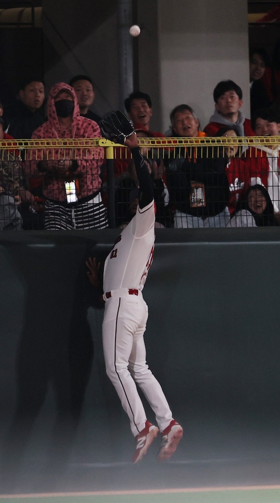 広島・ファビアン、フェンス際の打球を好捕！安仁屋氏「素晴らしい」