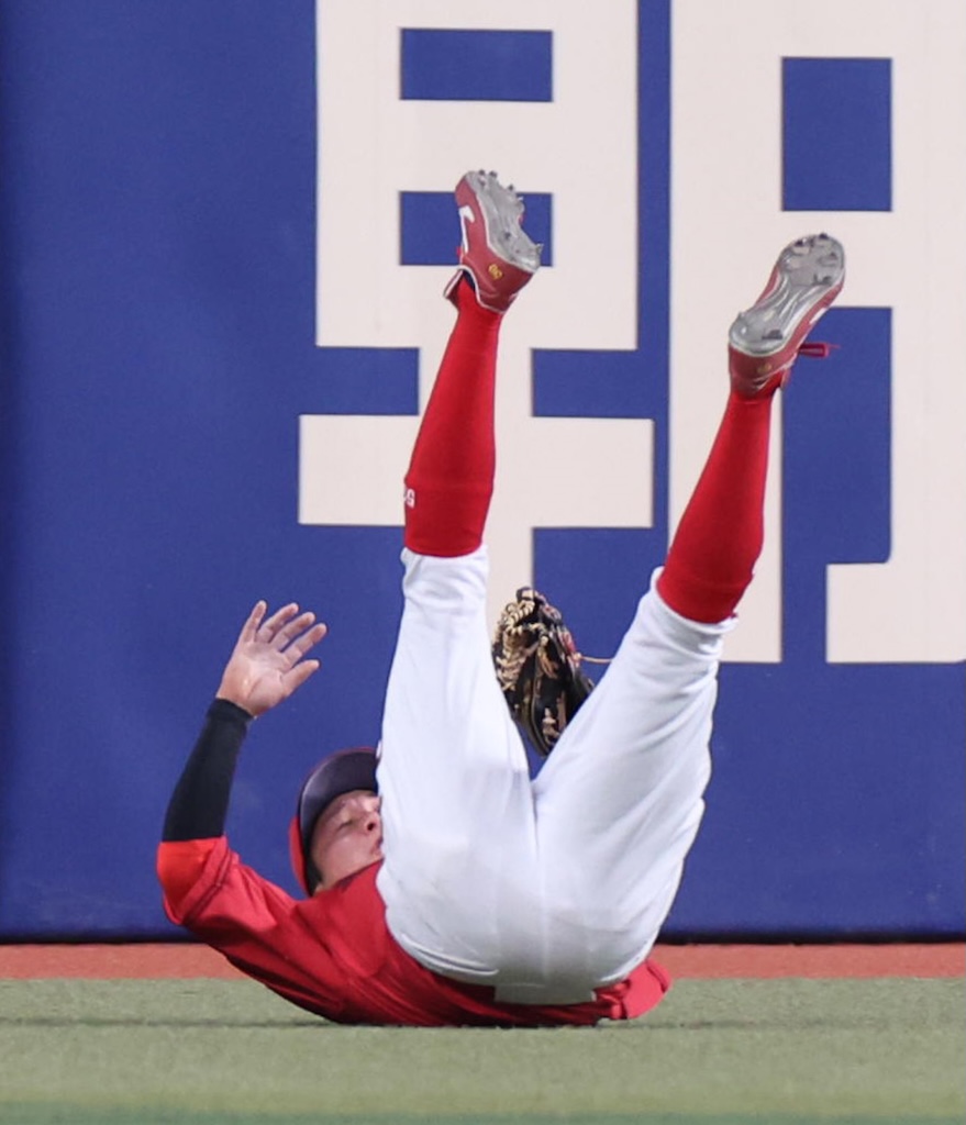 広島のセンター・大盛、超美技！中田翔氏「あのダイビングが一番難しい」