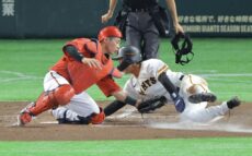 里崎智也氏「スーパースライディング」巨人・平山、“神の手”で生還！