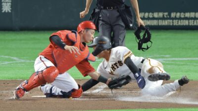 里崎智也氏「スーパースライディング」巨人・平山、“神の手”で生還！