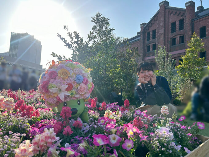 「ガーデンネックレス横浜2026」のマスコットキャラクター「ガーデンベア」と前島花音アナウンサー