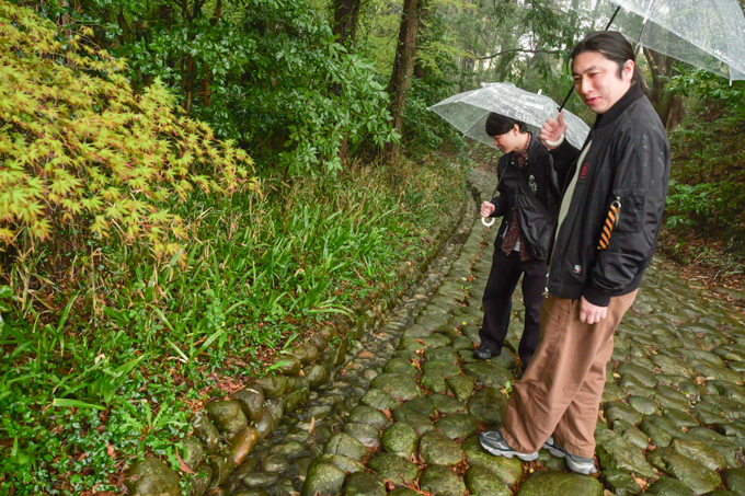 “すべらない”は本当なのか！？　静岡・すべらず地蔵尊でランパンプスがガチ検証！