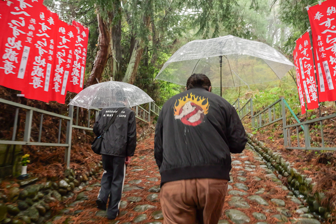 “すべらない”は本当なのか！？　静岡・すべらず地蔵尊でランパンプスがガチ検証！