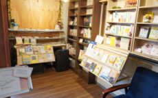 朝ごはん屋の2階で本屋を始めた女性。熊本地震から10年、夢が実った理由