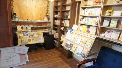 朝ごはん屋の2階で本屋を始めた女性。熊本地震から10年、夢が実った理由