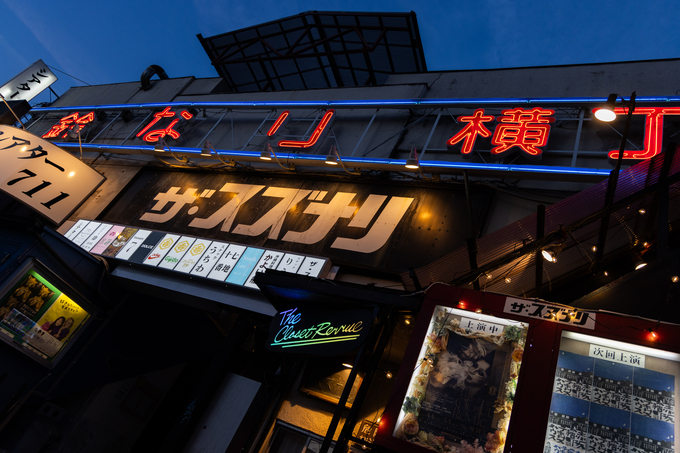 小沢道成渾身の新作『The Closet Revue』開幕！　ザ・スズナリで一ヶ月のロングランに挑むの写真