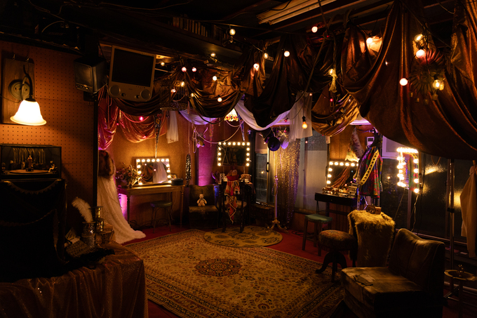 小沢道成渾身の新作『The Closet Revue』開幕！　ザ・スズナリで一ヶ月のロングランに挑むの写真