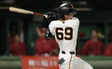 打って、守って巨人・平山功太　山本昌氏「ハッスルプレーがチームに力を与えている」