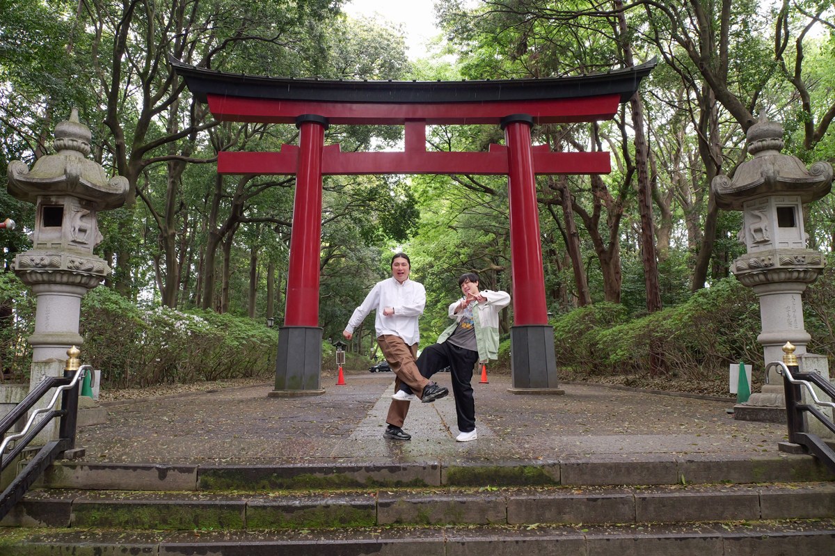 「小さいおじさん」の正体とは！？　東京のへそ・大宮八幡宮にてランパンプスが合格祈願！