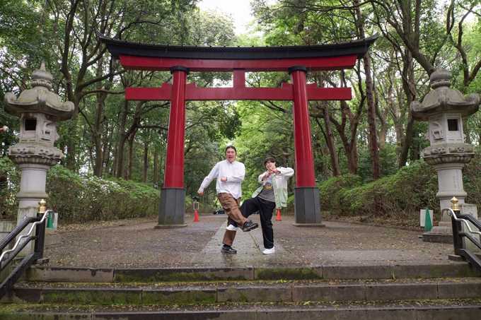 「小さいおじさん」の正体とは！？　東京のへそ・大宮八幡宮にてランパンプスが合格祈願！