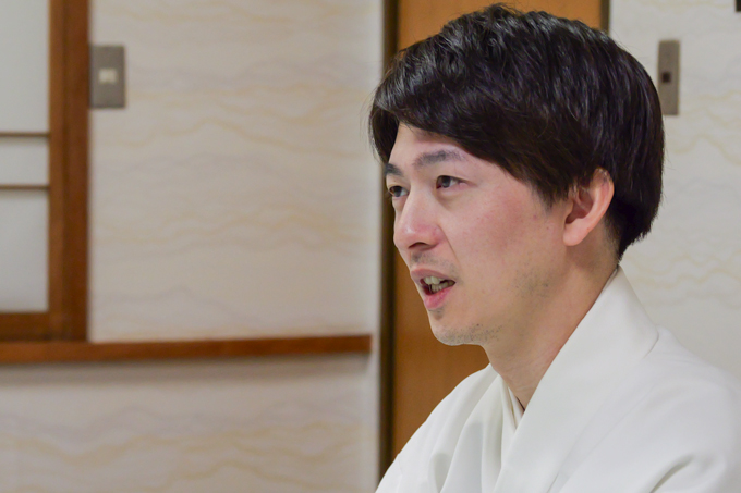 「小さいおじさん」の正体とは！？　東京のへそ・大宮八幡宮にてランパンプスが合格祈願！