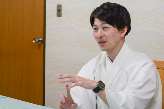 「小さいおじさん」の正体とは！？　東京のへそ・大宮八幡宮にてランパンプスが合格祈願！