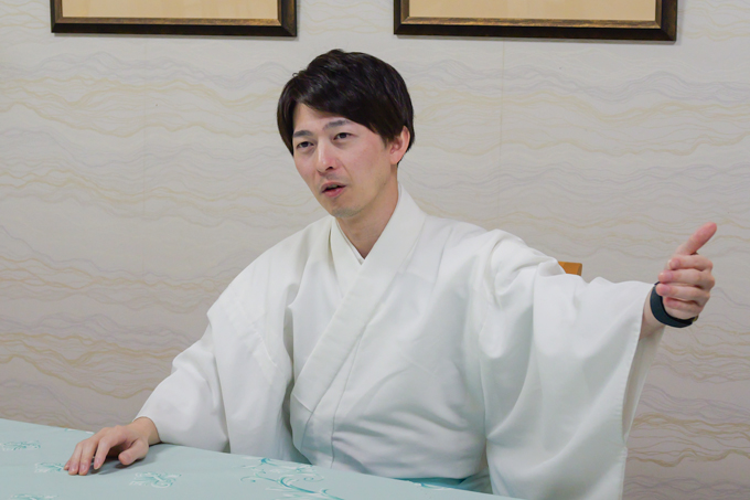 「小さいおじさん」の正体とは！？　東京のへそ・大宮八幡宮にてランパンプスが合格祈願！