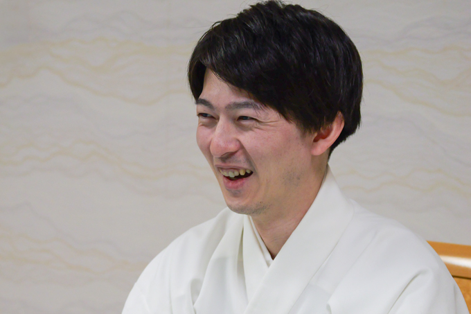 「小さいおじさん」の正体とは！？　東京のへそ・大宮八幡宮にてランパンプスが合格祈願！