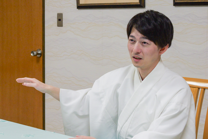 「小さいおじさん」の正体とは！？　東京のへそ・大宮八幡宮にてランパンプスが合格祈願！