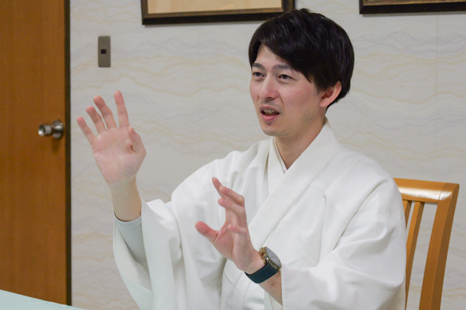 「小さいおじさん」の正体とは！？　東京のへそ・大宮八幡宮にてランパンプスが合格祈願！