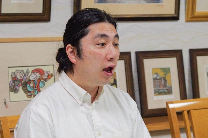 「小さいおじさん」の正体とは！？　東京のへそ・大宮八幡宮にてランパンプスが合格祈願！