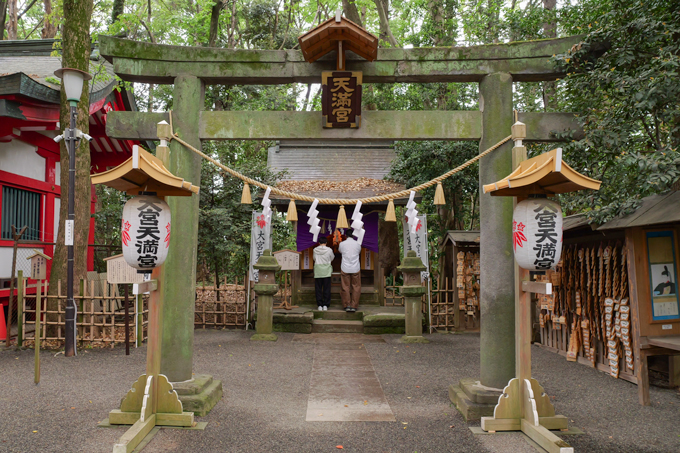 「小さいおじさん」の正体とは！？　東京のへそ・大宮八幡宮にてランパンプスが合格祈願！