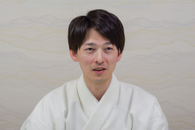 「小さいおじさん」の正体とは！？　東京のへそ・大宮八幡宮にてランパンプスが合格祈願！